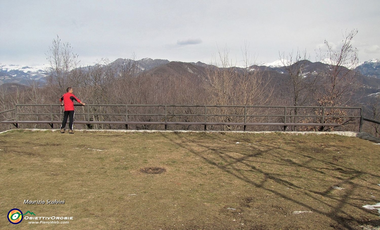 40 La grande spianata panoramica in vetta al Monte Ubione....JPG